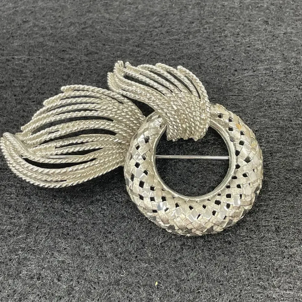 BSK Vintage Brooch Silver Tone Metal Openwork Ring With Textured Rope Spray